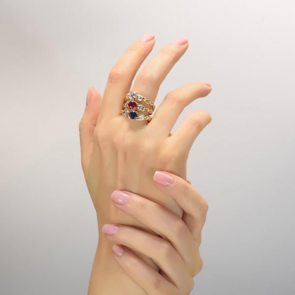 טבעת אירוסין קלועה בשיבוץ אבן רובי לצד שני יהלומים עשויה זהב אדום Braided #7 טבעות אירוסין
