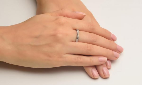 טבעת עדינה בהשראת הטבע עשויה פלטינה Twig #2 טבעות נישואין