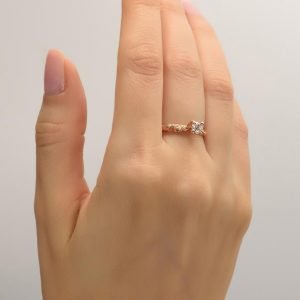 טבעת אירוסין בהשראת הטבע עשויה זהב אדום משובצת מואסניט – Twig #3 טבעות אירוסין