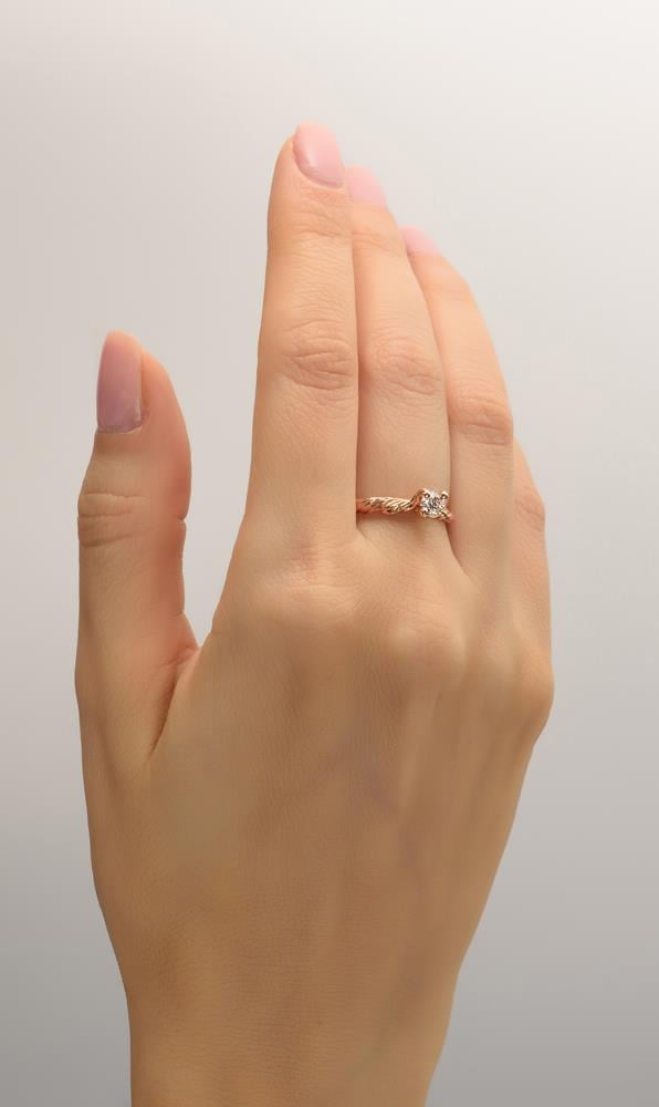 טבעת אירוסין בהשראת הטבע עשויה זהב אדום משובצת מואסניט – Twig #3 טבעות אירוסין