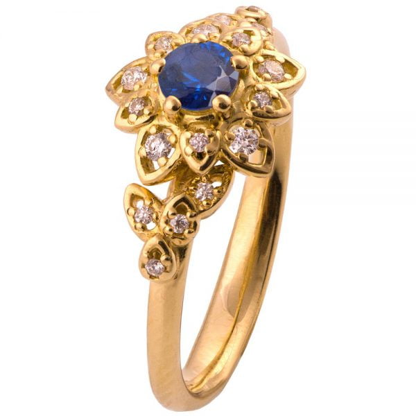 טבעת אירוסין עדינה בעיצוב פרח עשויה זהב צהוב ומשובצת ספיר טבעי #FLOWER2B טבעות אירוסין
