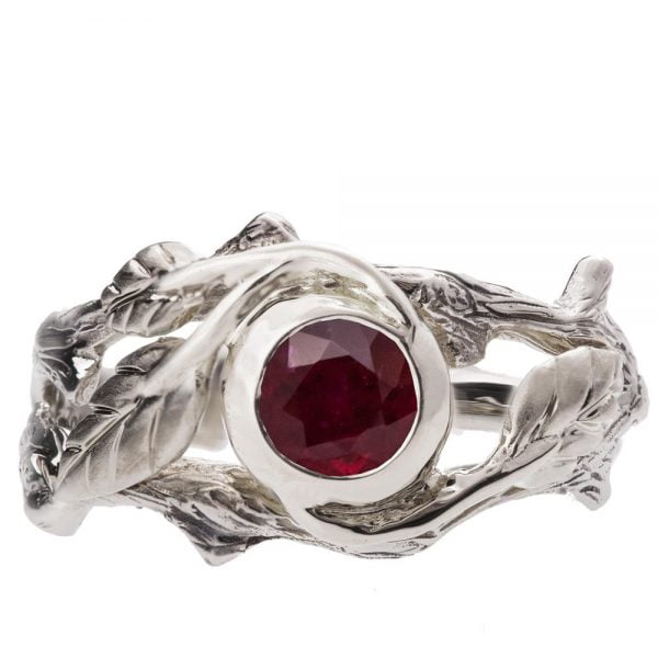 טבעת אירוסין בהשראת הטבע עשויה פלטינה ומשובצת באבן רובי TWIG #8 טבעות אירוסין