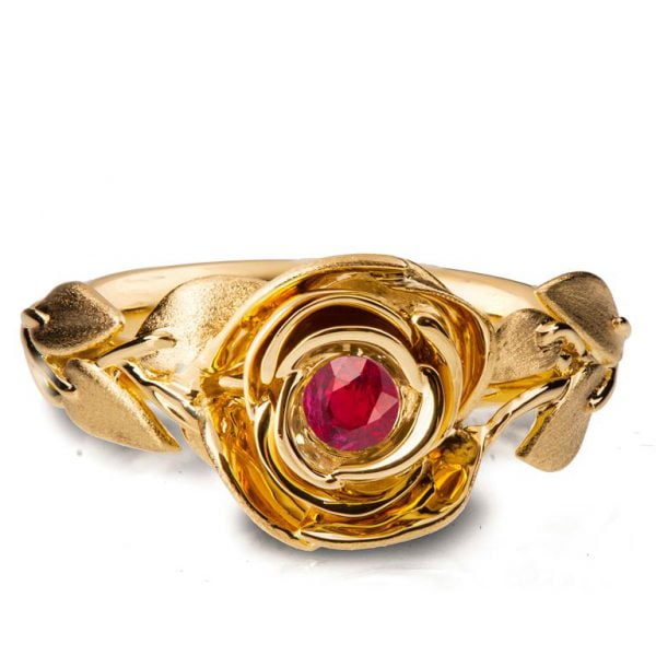 טבעת אירוסין בעיצוב ורד אלגנטי עשויה זהב צהוב ומשובצת באבן רובי ROSE #1 טבעות אירוסין