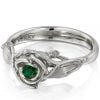 טבעת ורד מפלטינה משובצת אבן אמרלד ROSE #3 טבעות אירוסין