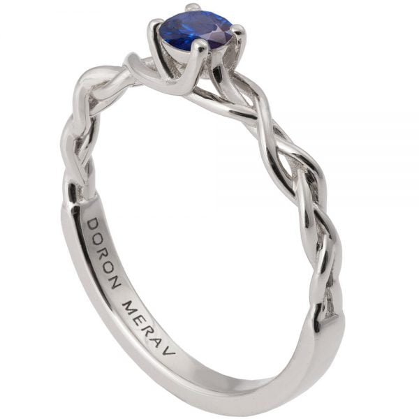 טבעת שזורה בעבודת יד עשויה פלטינה ומשובצת באבן ספיר BRAIDED#2S טבעות אירוסין