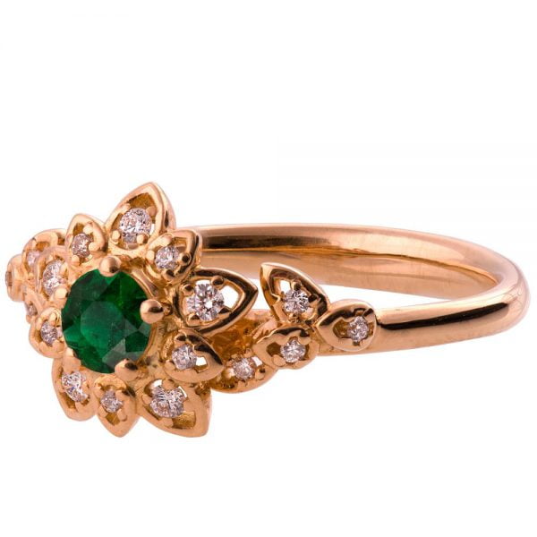 טבעת אירוסין מעודנת בעיצוב פרח משובצת אמרלד בזהב אדום #FLOWER2B טבעות אירוסין