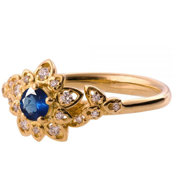 טבעת אירוסין עדינה בעיצוב פרח עשויה זהב צהוב ומשובצת ספיר טבעי #FLOWER2B טבעות אירוסין