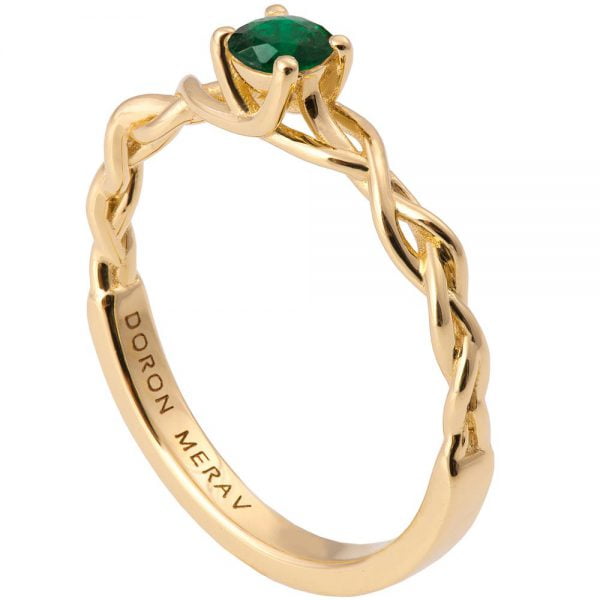 טבעת אירוסין קלועה כצמה בשיבוץ אבן אמרלד עשויה זהב צהוב BRAIDED #2T טבעות אירוסין