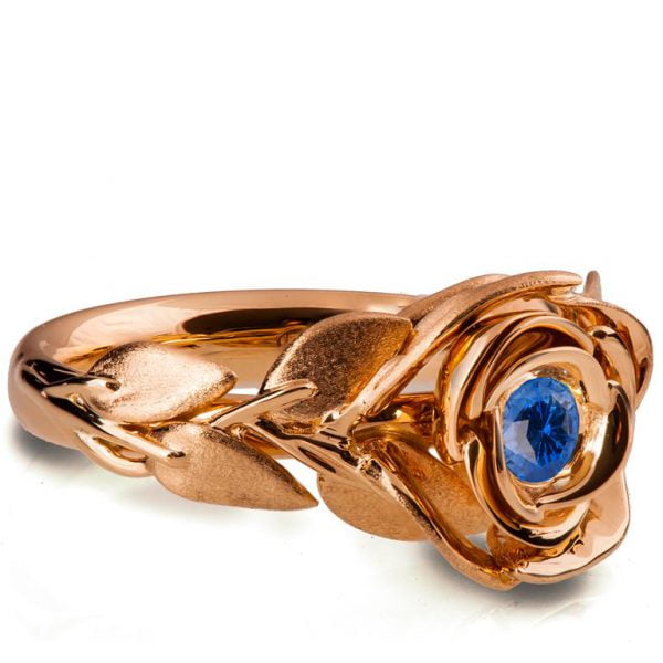טבעת אירוסין בעיצוב ורד אלגנטי עשויה זהב אדום ומשובצת באבן ספיר ROSE #1 טבעות אירוסין