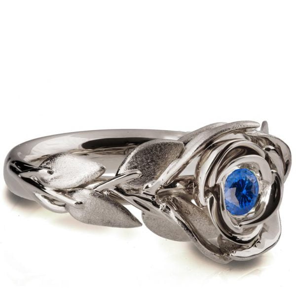 טבעת אירוסין בעיצוב ורד אלגנטי עשויה פלטינה ומשובצת באבן ספיר ROSE #1 טבעות אירוסין