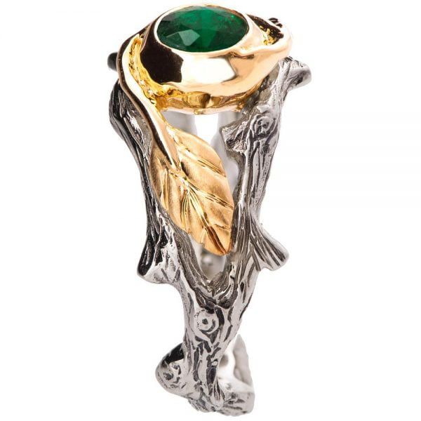טבעת אירוסין בהשראת הטבע עשויה זהב לבן וצהוב ומשובצת באבן אמרלד TWIG #8 טבעות אירוסין