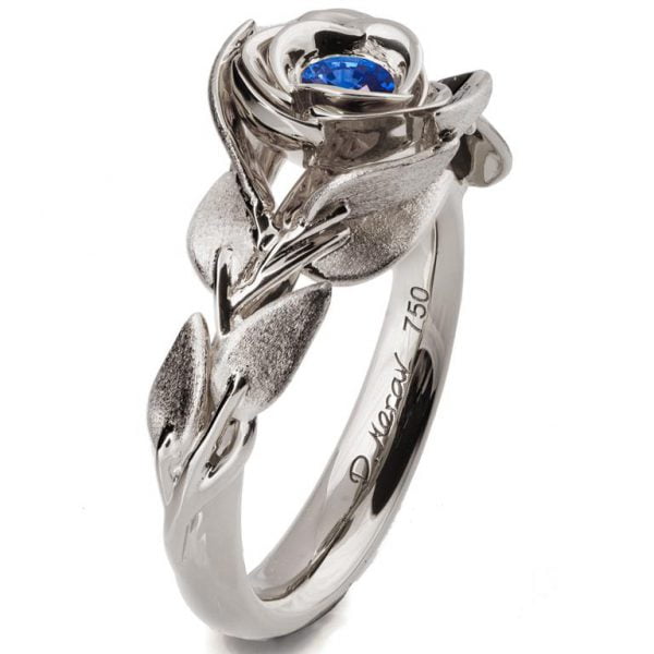 טבעת אירוסין בעיצוב ורד אלגנטי עשויה פלטינה ומשובצת באבן ספיר ROSE #1 טבעות אירוסין