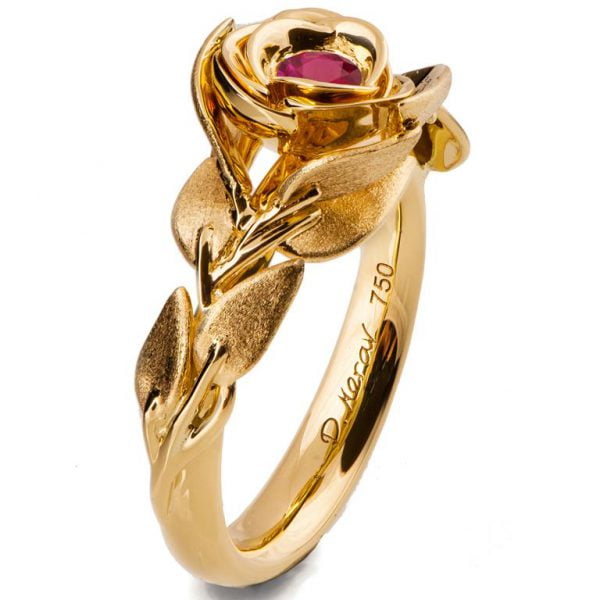 טבעת אירוסין בעיצוב ורד אלגנטי עשויה זהב צהוב ומשובצת באבן רובי ROSE #1 טבעות אירוסין