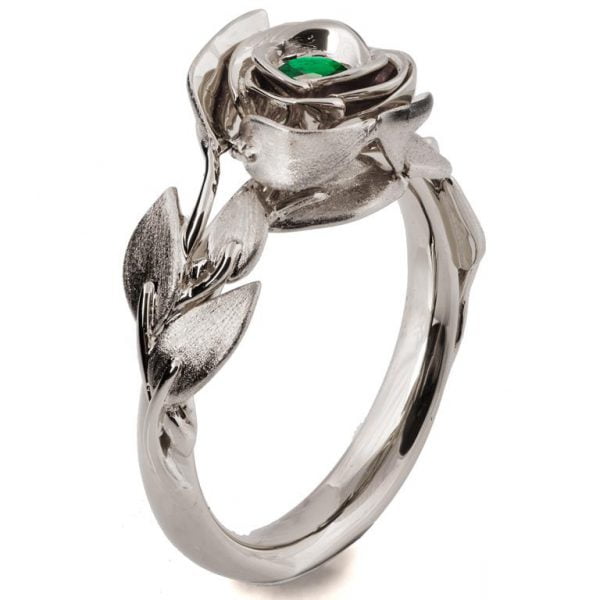 טבעת אירוסין בעיצוב ורד עשויה פלטינה ומשובצת אמרלד #ROSE1 טבעות אירוסין
