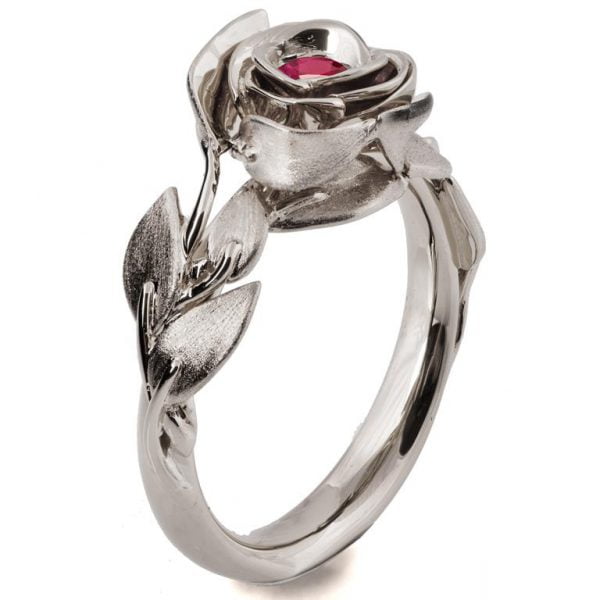 טבעת אירוסין בעיצוב ורד אלגנטי עשויה זהב לבן ומשובצת באבן רובי ROSE #1 טבעות אירוסין