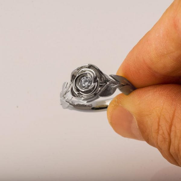 טבעת בעיצוב ורד עדין בשיבוץ יהלום עשויה זהב לבן Rose #1 טבעות אירוסין