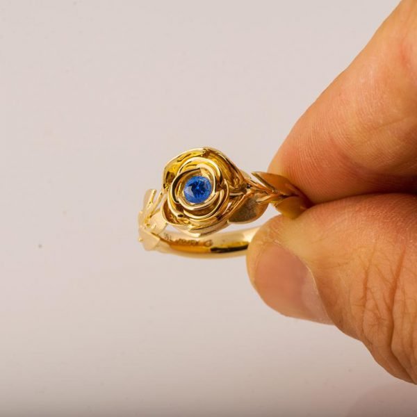 טבעת אירוסין בעיצוב ורד אלגנטי עשויה זהב צהוב ומשובצת באבן ספיר ROSE #1 טבעות אירוסין