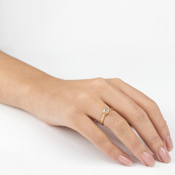 טבעת אירוסין בעבודת יד משובצת יהלום גולמי עשויה זהב צהוב טבעות אירוסין