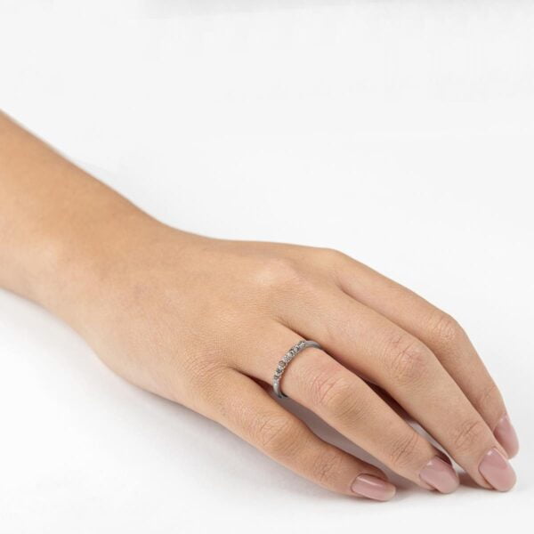 טבעת ייחודית בשיבוץ יהלומי גלם עשויה זהב לבן טבעות נישואין