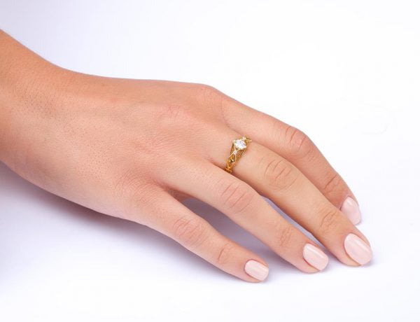 טבעת אירוסין יפהפיה בשיבוץ יהלום עשויה זהב לבן ENG #9 טבעות אירוסין