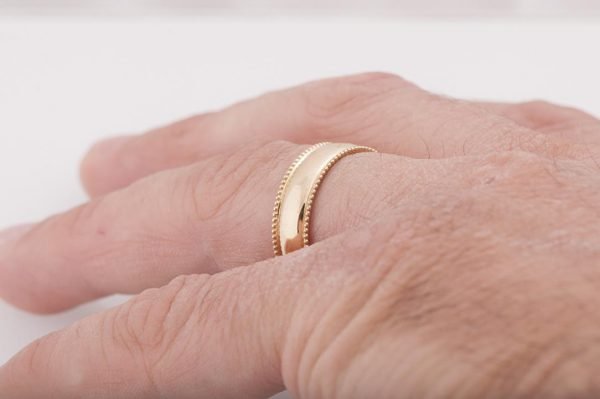 טבעת נישואין בטקסטורת טביעת אצבע עשויה זהב לבן טבעות נישואין