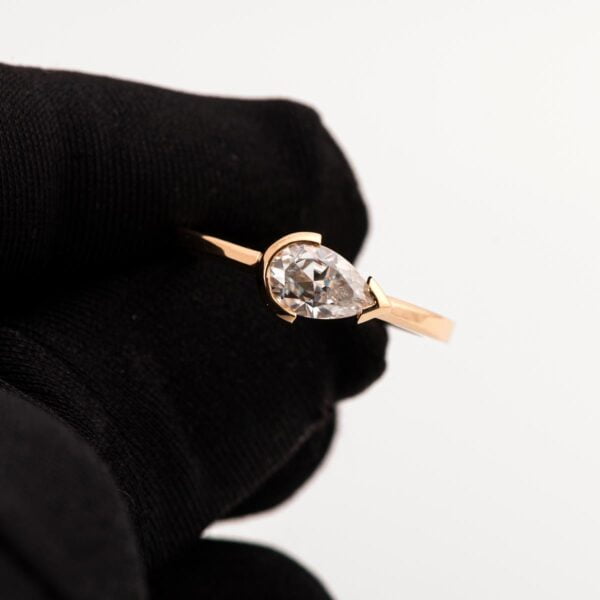 Horizontal Set Pear-Shaped Minimalistic Diamond Engagement Ring Catalogue
